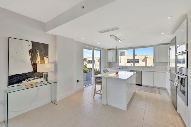 Building Photo - 612 Bayshore Dr