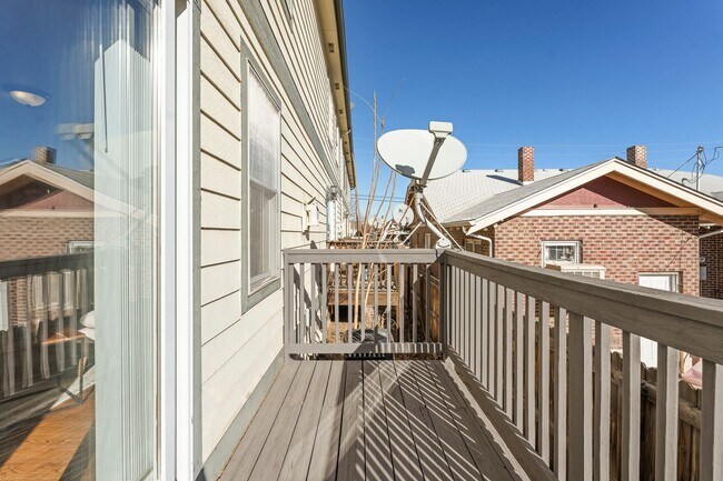 Building Photo - Charming 3 Bedroom Townhome in Highlands Neighborhood