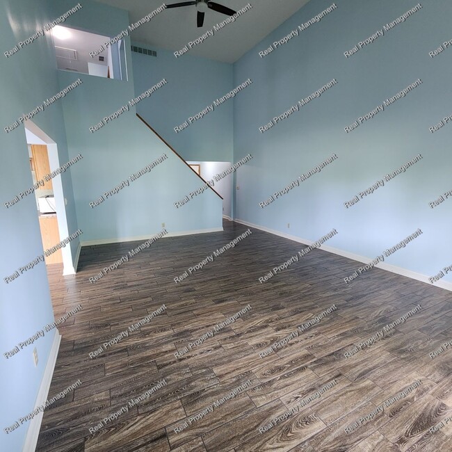 Building Photo - Three Bed Chesterton Townhome