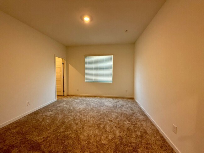 Building Photo - 4 BED 3.5 BATH 2 CAR GARAGE HOME w/ LOFT, ...