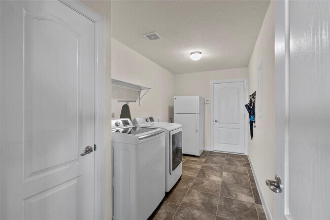 Building Photo - 20306 Fossil Valley Ln