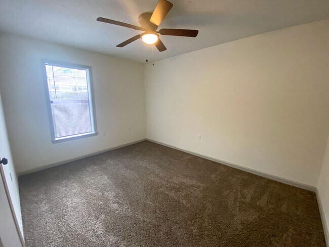 Building Photo - 3 bed / 2 bath in Memphis near Old Brownsv...