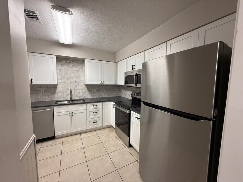 Building Photo - 2018 Auburn Dr