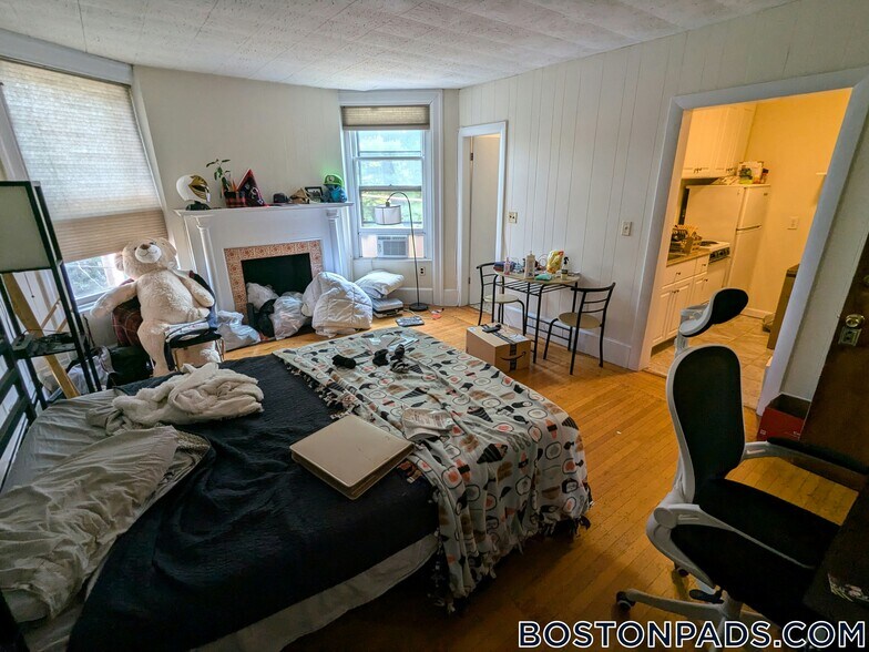 Building Photo - 1063 Beacon St