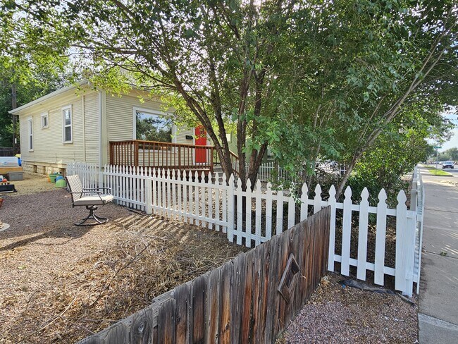 Building Photo - 906 W Colorado Ave