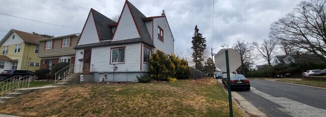 Building Photo - 5083 Homestead Ave