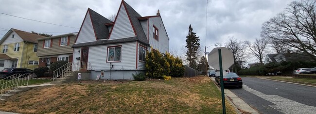 Building Photo - beautiful corner house