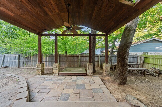 Building Photo - 121 Lake Vista W