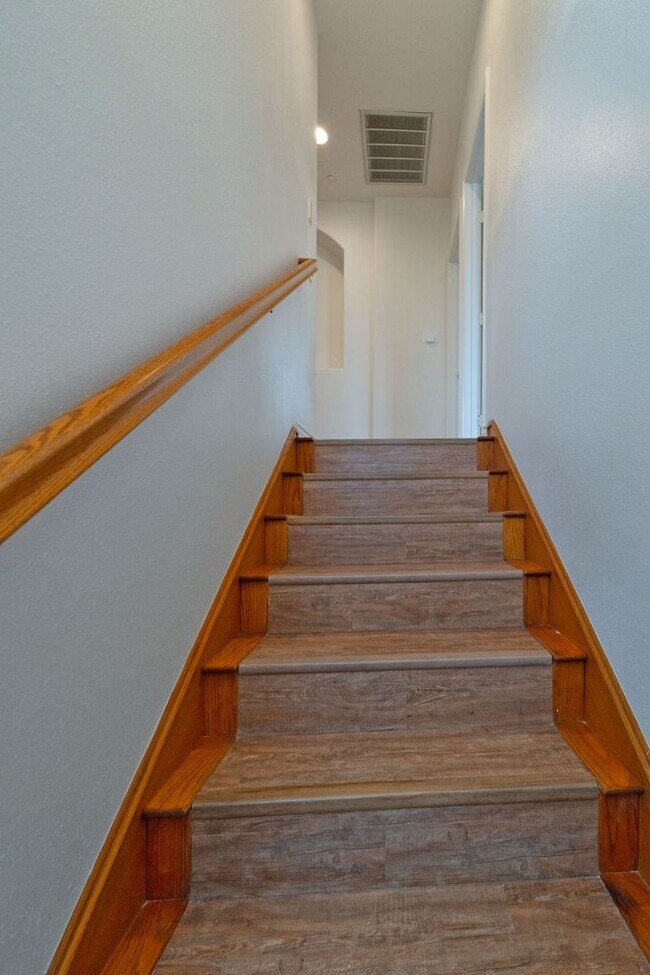 Building Photo - 2 WEEKS OFF SPECIAL..BEAUTIFUL 4 BED 3 BATH UNIT!!!!!