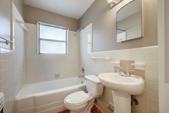 Building Photo - 507 Bellevue Pl