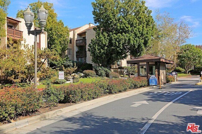 Building Photo - Beautiful 1 bed 3rd floor (top) condo in lakeside community in Culver City
