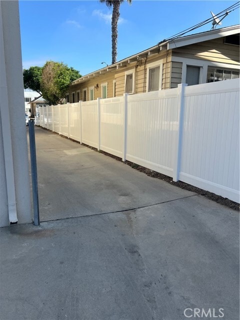 Building Photo - 3032 E 5th St