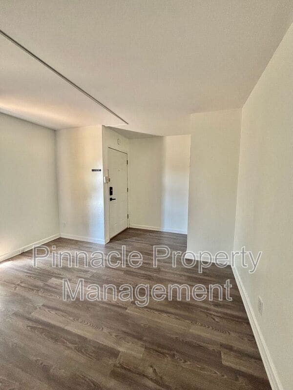 Building Photo - 806 N Jackson St
