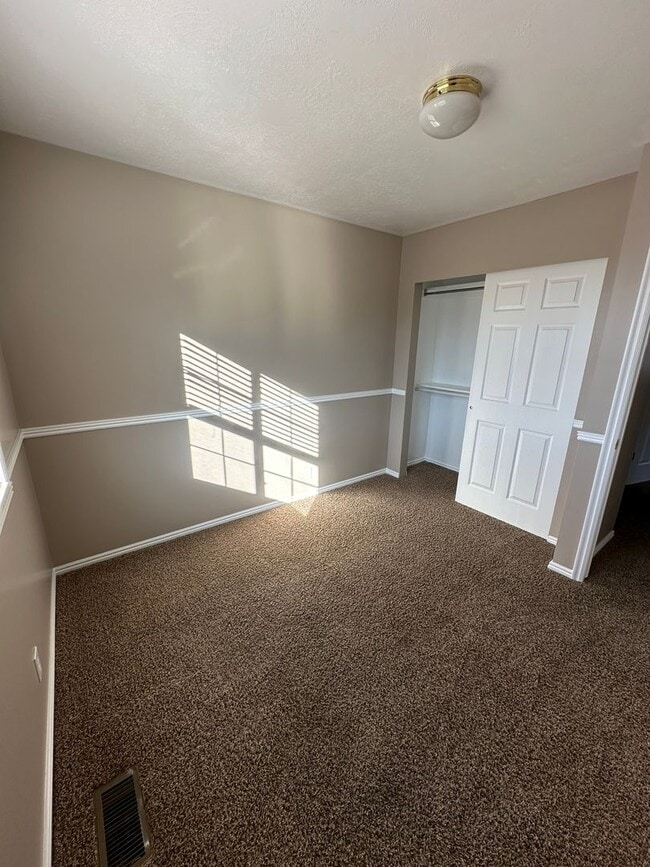 Building Photo - Must See!! 4 bedrooms 2 baths house in Lay...