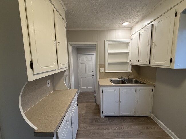 Building Photo - 628 E 4th Ave