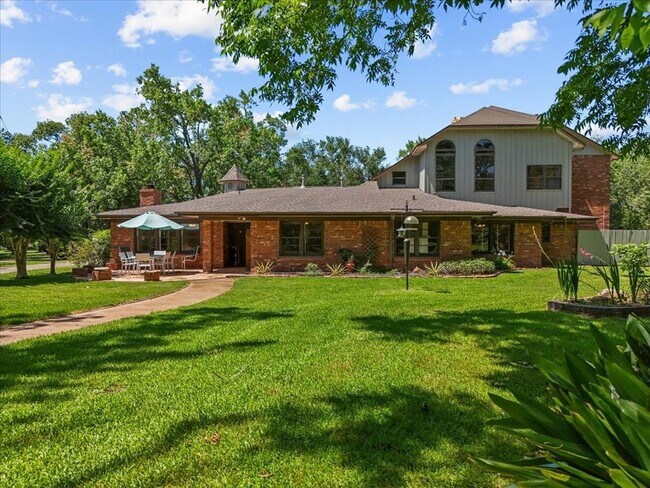 Building Photo - 3415 Bayou Dr E