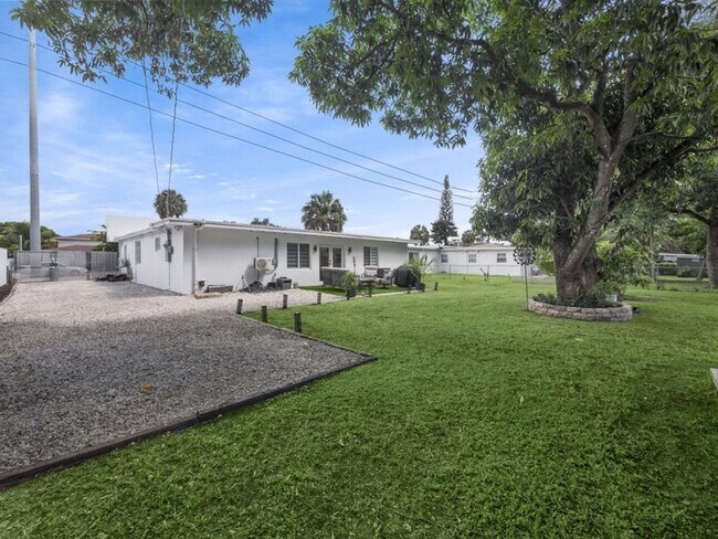 Building Photo - 520 NE 135th St