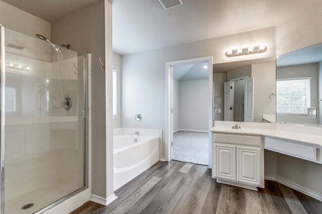 Building Photo - Welcome home to this spacious 4-bedroom, 2...