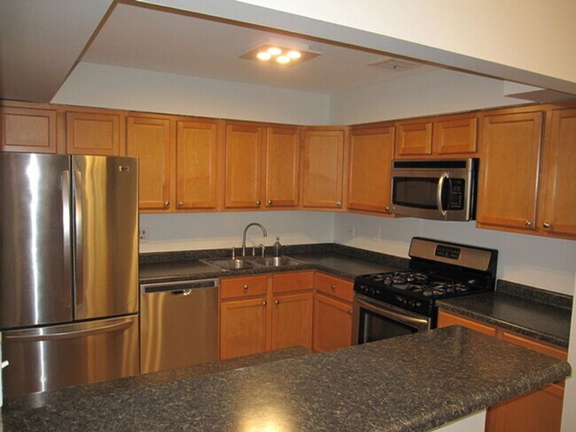 Building Photo - Spacious 2 Bedroom