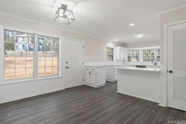 Building Photo - 2014 W Lakeview