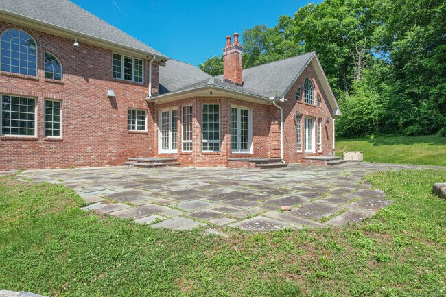 Building Photo - 215 Old Mountain Rd