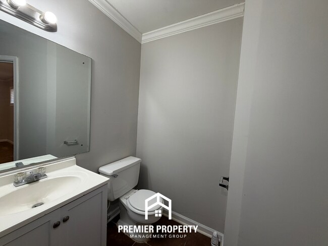 Building Photo - Charming 4BR Home in East Memphis w/ Hardwood Floors & Fenced Backyard