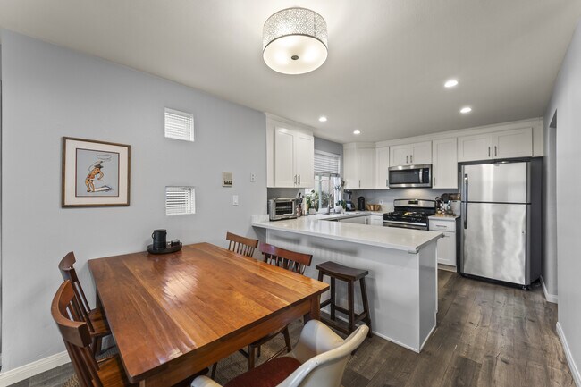 Building Photo - 712 Pacific St