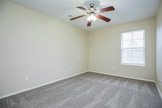 Building Photo - 131 Foxglove St