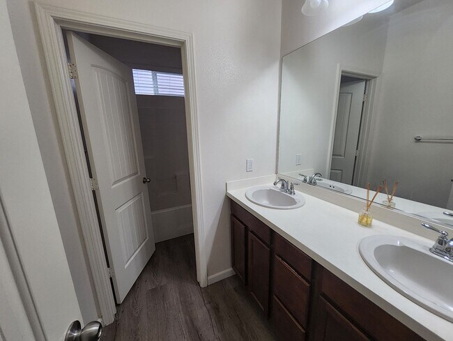 Building Photo - 5815 Pearl Ridge Dr