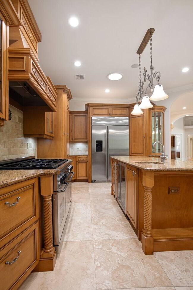 Building Photo - ** OAKES ESTATES ** 4 BED + DEN / 3.5 BATH...