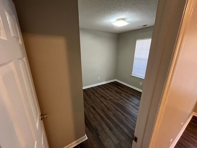 Building Photo - Inviting 3-bedroom, 2-bathroom Home on a C...