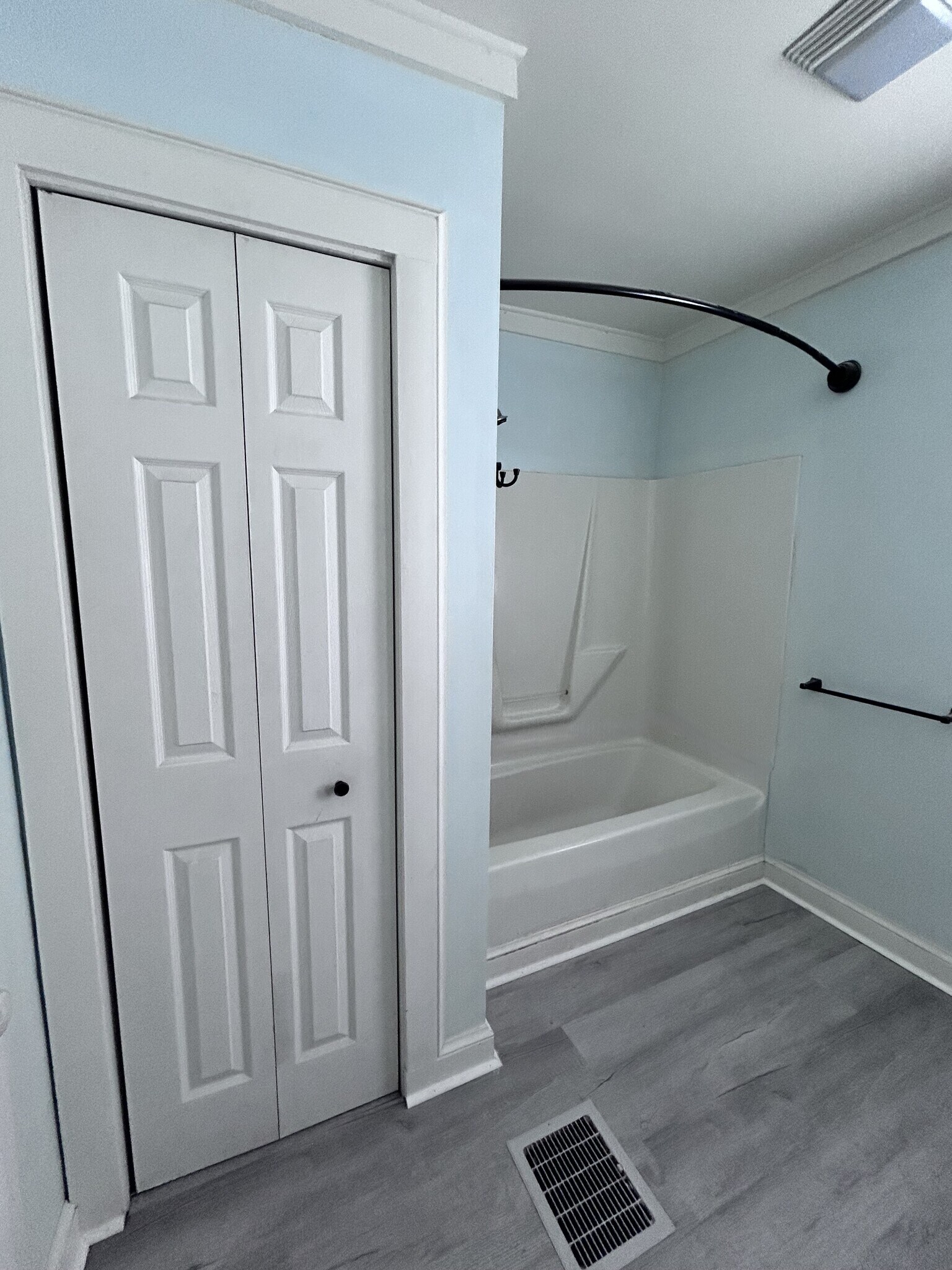 Building Photo - 31 Dix Ave