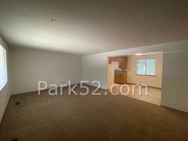 Building Photo - 2 Bedroom 1 Bathroom Puyallup Area Duplex