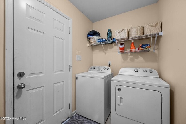 Building Photo - 1006 Hollyfield Ct