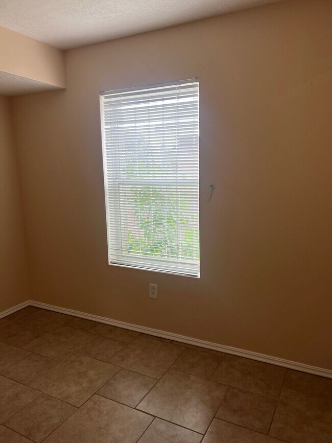 Building Photo - Spacious 4 Bedroom Home Ready for Immediat...