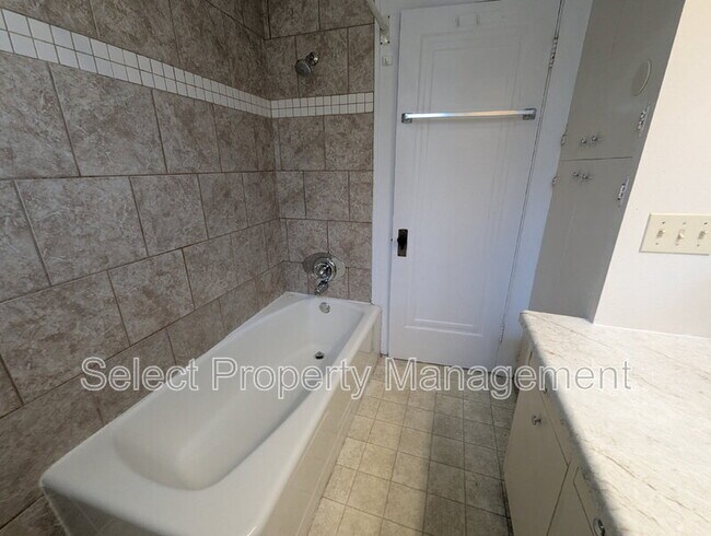 Building Photo - 822 Nuttman Ave