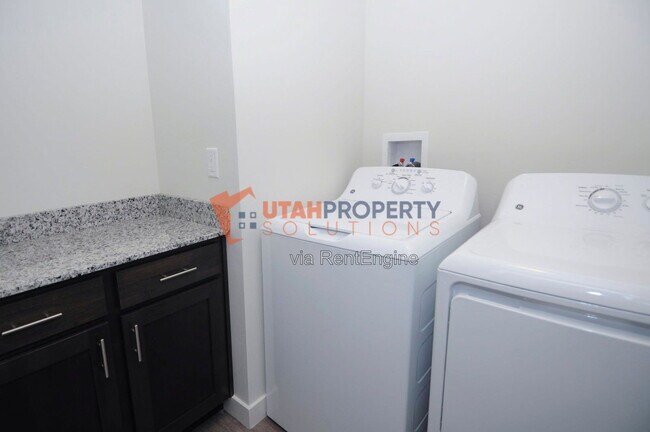 Building Photo - 1008 W 430 S