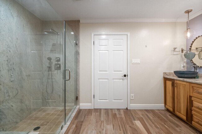 Building Photo - 1320 Woodvine Dr