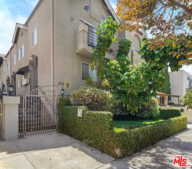 Building Photo - 850 N Poinsettia Pl