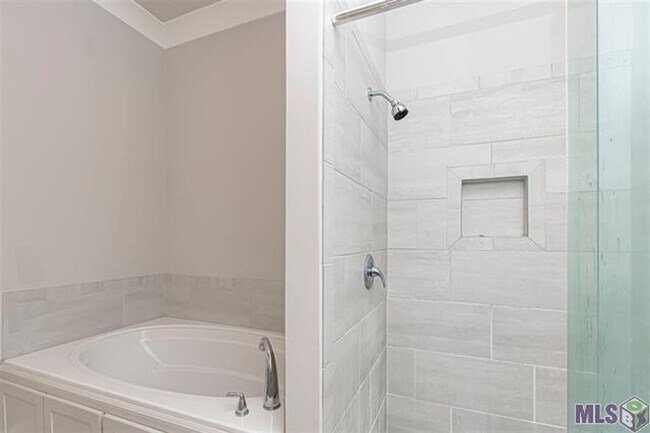 Building Photo - Upscale Townhouse in The Village at Magnol...