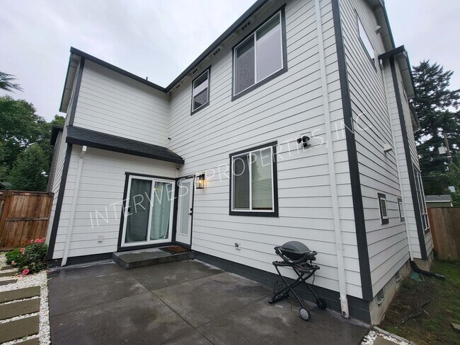 Building Photo - 4 bd 3.5ba dream home in the heart of the Woodlawn District w/Washer/Dryer, Garage & Gas Fireplace!