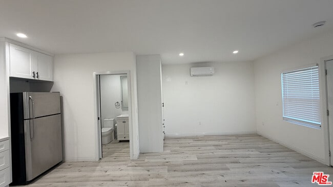 Building Photo - 7345 Tyrone Ave