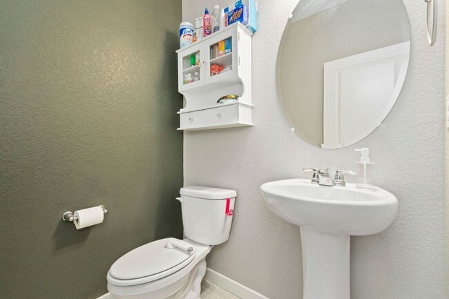 Building Photo - 4 Bedroom Overlooking Orchard in Windsor