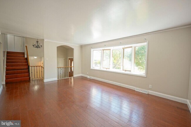 Building Photo - 701 Crestbrook Ave