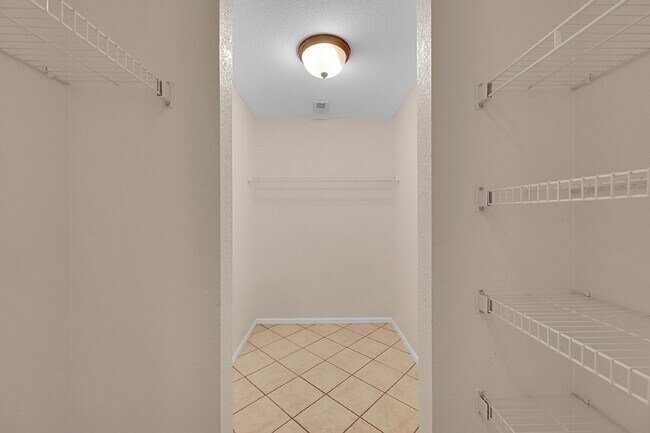 Building Photo - $2,395 - 3 Bed, 2 Bath End Unit Townhome w...