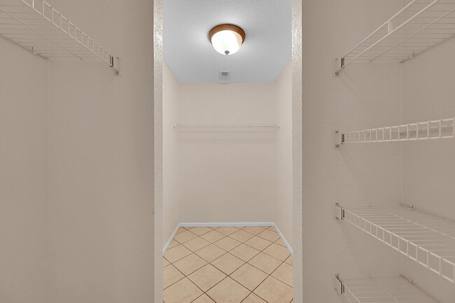Building Photo - $2,550 - 3 Bed, 2 Bath End Unit Townhome w...