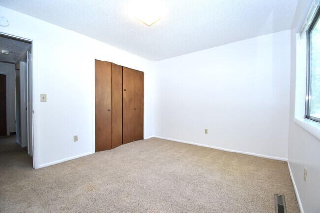 Building Photo - Spacious and charming! Conveniently located top floor 2 bedroom apartment.