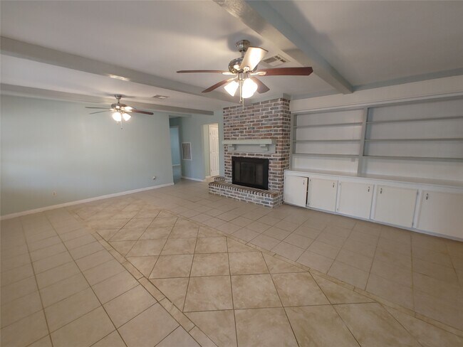 Building Photo - 633 Mosswood Dr