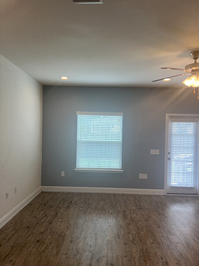 Building Photo - 151 Iron Horse Dr E