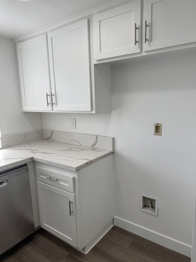 Building Photo - Condo with Amazing Lake View!